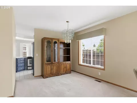 Living - 1140 Molly Ln, Eugene, OR 97404 photo 5 of 11