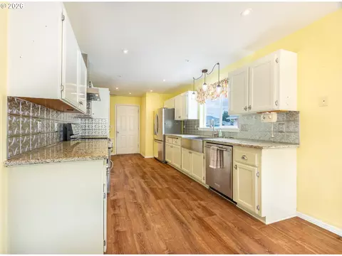 1203 E Second Ave, Sutherlin, OR 97479 photo 5