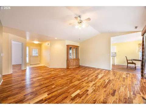 1203 E Second Ave, Sutherlin, OR 97479 photo 3