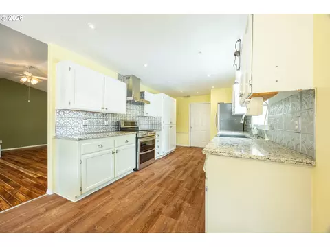 1203 E Second Ave, Sutherlin, OR 97479 photo 6