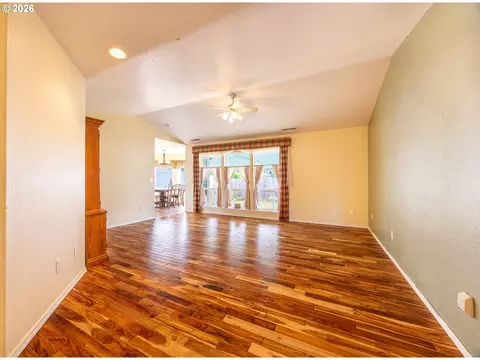 1203 E Second Ave, Sutherlin, OR 97479 photo 2