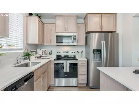Kitchen - 1407 SE Rosefinch Ave, Gresham, OR 97080 photo 5 of 5
