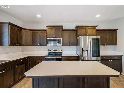 Kitchen - 5290 Squirrel St, Springfield, OR 97478 photo 2 of 4