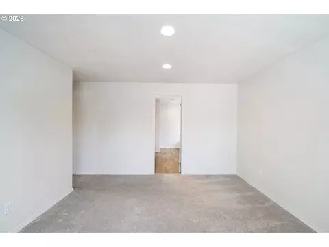 Living - 5290 Squirrel St, Springfield, OR 97478 photo 5 of 6