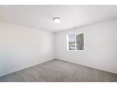 Bedroom - 5290 Squirrel St, Springfield, OR 97478 photo 2 of 7