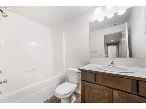 Bath - 5290 Squirrel St, Springfield, OR 97478 photo 4 of 5
