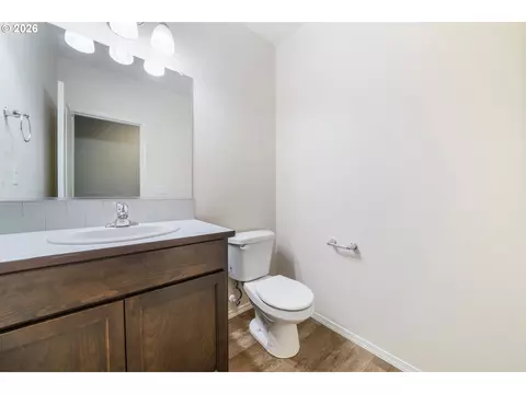 Bath - 5290 Squirrel St, Springfield, OR 97478 photo 1 of 5