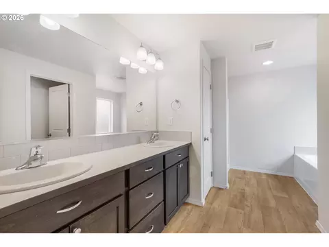 Bath - 5290 Squirrel St, Springfield, OR 97478 photo 2 of 5