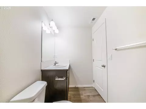 Bath - 5290 Squirrel St, Springfield, OR 97478 photo 5 of 5