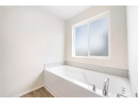 Bath - 5290 Squirrel St, Springfield, OR 97478 photo 3 of 5