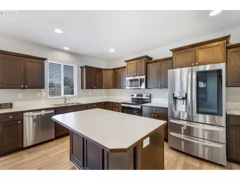 Kitchen - 5290 Squirrel St, Springfield, OR 97478 photo 1 of 4