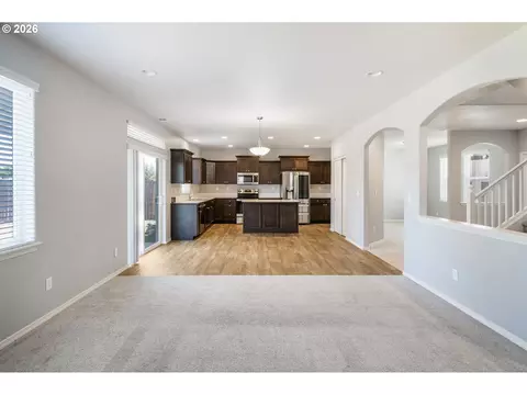 Living - 5290 Squirrel St, Springfield, OR 97478 photo 3 of 6