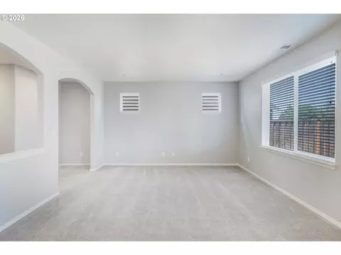 Living - 5290 Squirrel St, Springfield, OR 97478 photo 2 of 6