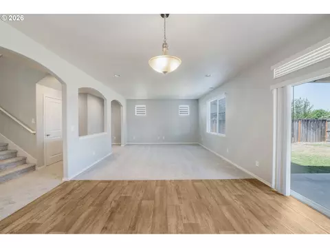 Living - 5290 Squirrel St, Springfield, OR 97478 photo 6 of 6