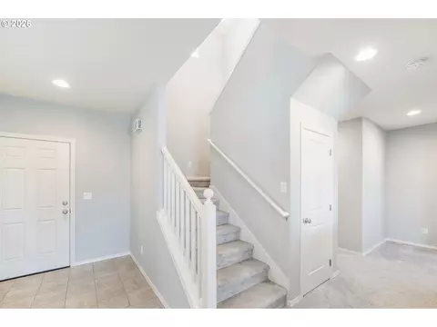 Entry Way - 5290 Squirrel St, Springfield, OR 97478 photo 2 of 4