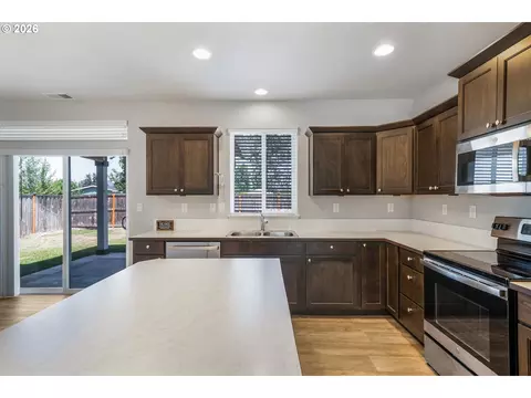 Kitchen - 5290 Squirrel St, Springfield, OR 97478 photo 3 of 4