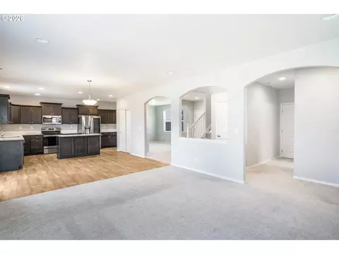 Living - 5290 Squirrel St, Springfield, OR 97478 photo 4 of 6