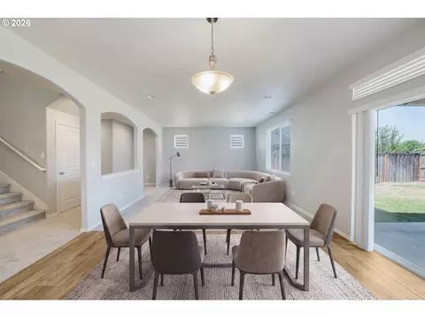 Living - 5290 Squirrel St, Springfield, OR 97478 photo 1 of 6