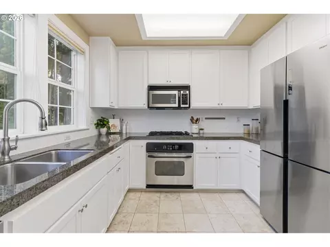 Kitchen - 482 Covey Ln, Eugene, OR 97401 photo 4 of 5