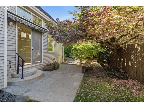Exterior - 482 Covey Ln, Eugene, OR 97401 photo 2 of 8
