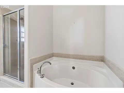Bath - 482 Covey Ln, Eugene, OR 97401 photo 3 of 5
