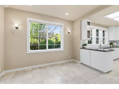 Kitchen - 482 Covey Ln, Eugene, OR 97401 photo 2 of 5