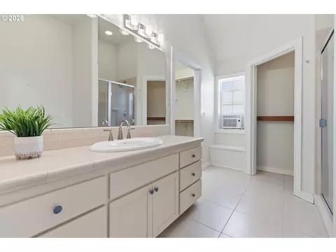 Bath - 482 Covey Ln, Eugene, OR 97401 photo 2 of 5