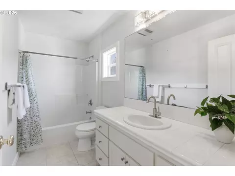 Bath - 482 Covey Ln, Eugene, OR 97401 photo 5 of 5