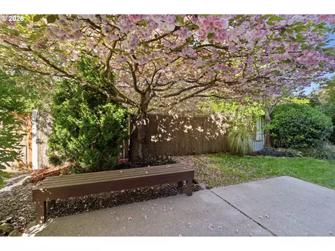 Exterior - 482 Covey Ln, Eugene, OR 97401 photo 5 of 8
