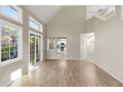 Living - 482 Covey Ln, Eugene, OR 97401 photo 3 of 4
