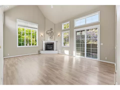 Living - 482 Covey Ln, Eugene, OR 97401 photo 1 of 4