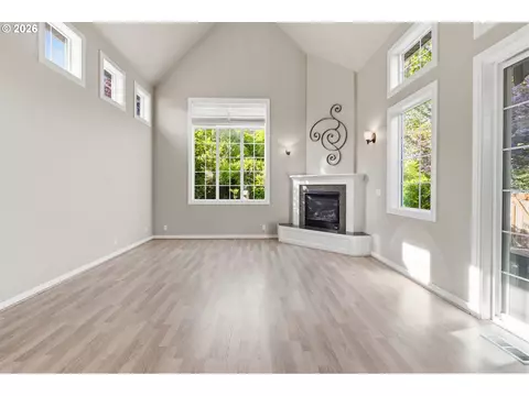 Living - 482 Covey Ln, Eugene, OR 97401 photo 2 of 4