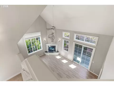 Living - 482 Covey Ln, Eugene, OR 97401 photo 4 of 4