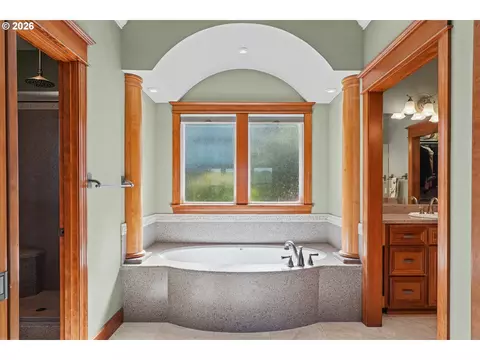 Bath - 6188 Fernhill Loop, Springfield, OR 97478 photo 2 of 4