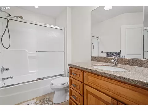 Bath - 6188 Fernhill Loop, Springfield, OR 97478 photo 4 of 4