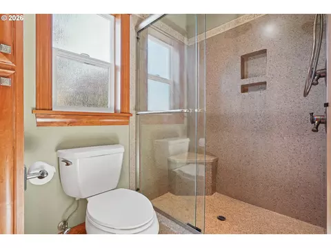 Bath - 6188 Fernhill Loop, Springfield, OR 97478 photo 3 of 4