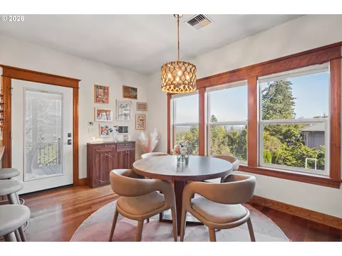 Dining - 6188 Fernhill Loop, Springfield, OR 97478 photo 3 of 3