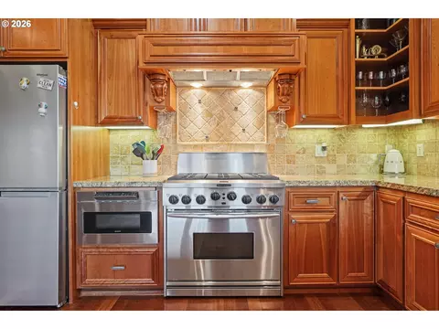 Kitchen - 6188 Fernhill Loop, Springfield, OR 97478 photo 4 of 7