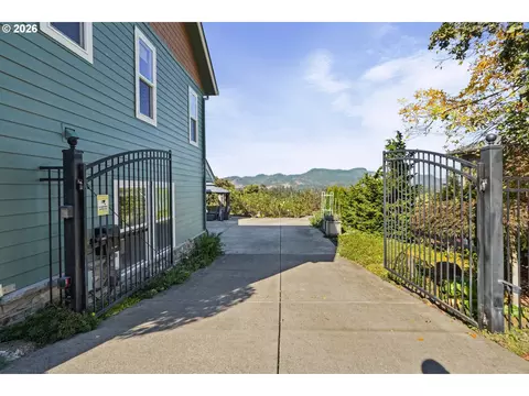 Exterior - 6188 Fernhill Loop, Springfield, OR 97478 photo 4 of 8