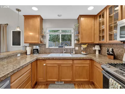 Kitchen - 6380 SE 31st Ter, Gresham, OR 97080 photo 3 of 6