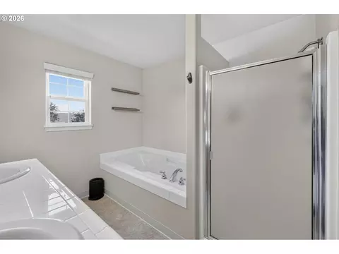 Bath - 6380 SE 31st Ter, Gresham, OR 97080 photo 2 of 4