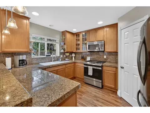 Kitchen - 6380 SE 31st Ter, Gresham, OR 97080 photo 2 of 6