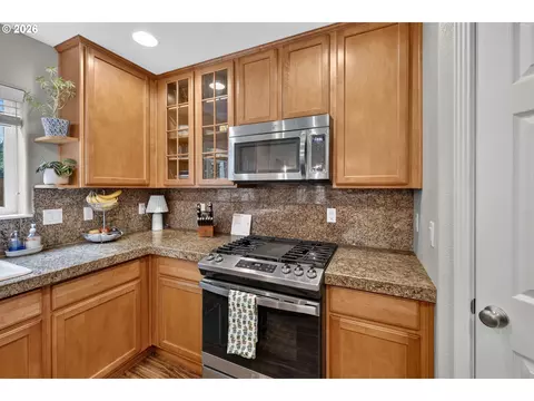 Kitchen - 6380 SE 31st Ter, Gresham, OR 97080 photo 4 of 6