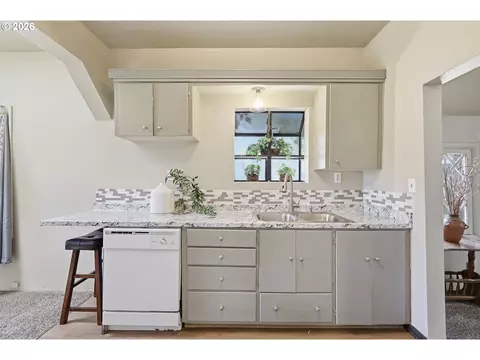 Kitchen - 3621 E Amazon Dr, Eugene, OR 97405 photo 1 of 9