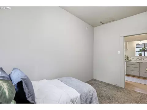 Bedroom - 3621 E Amazon Dr, Eugene, OR 97405 photo 4 of 10