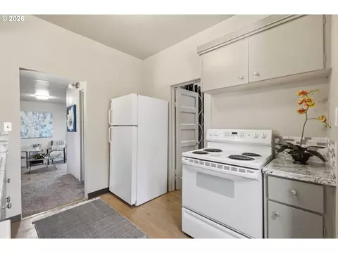 Kitchen - 3621 E Amazon Dr, Eugene, OR 97405 photo 4 of 9