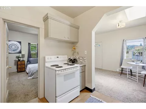 Kitchen - 3621 E Amazon Dr, Eugene, OR 97405 photo 6 of 9