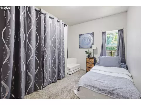 Bedroom - 3621 E Amazon Dr, Eugene, OR 97405 photo 5 of 10