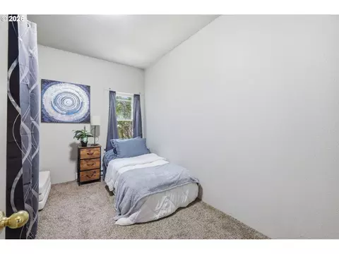 Bedroom - 3621 E Amazon Dr, Eugene, OR 97405 photo 2 of 10