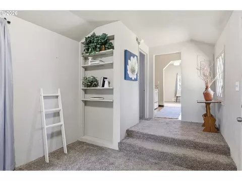 Entry Way - 3621 E Amazon Dr, Eugene, OR 97405 photo 2 of 2